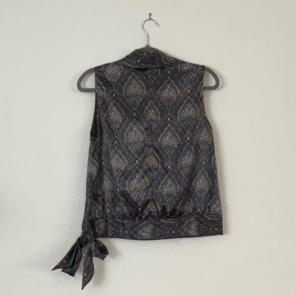 Banana Republic sleeveless blouse with tie waist - Picture 4 of 4